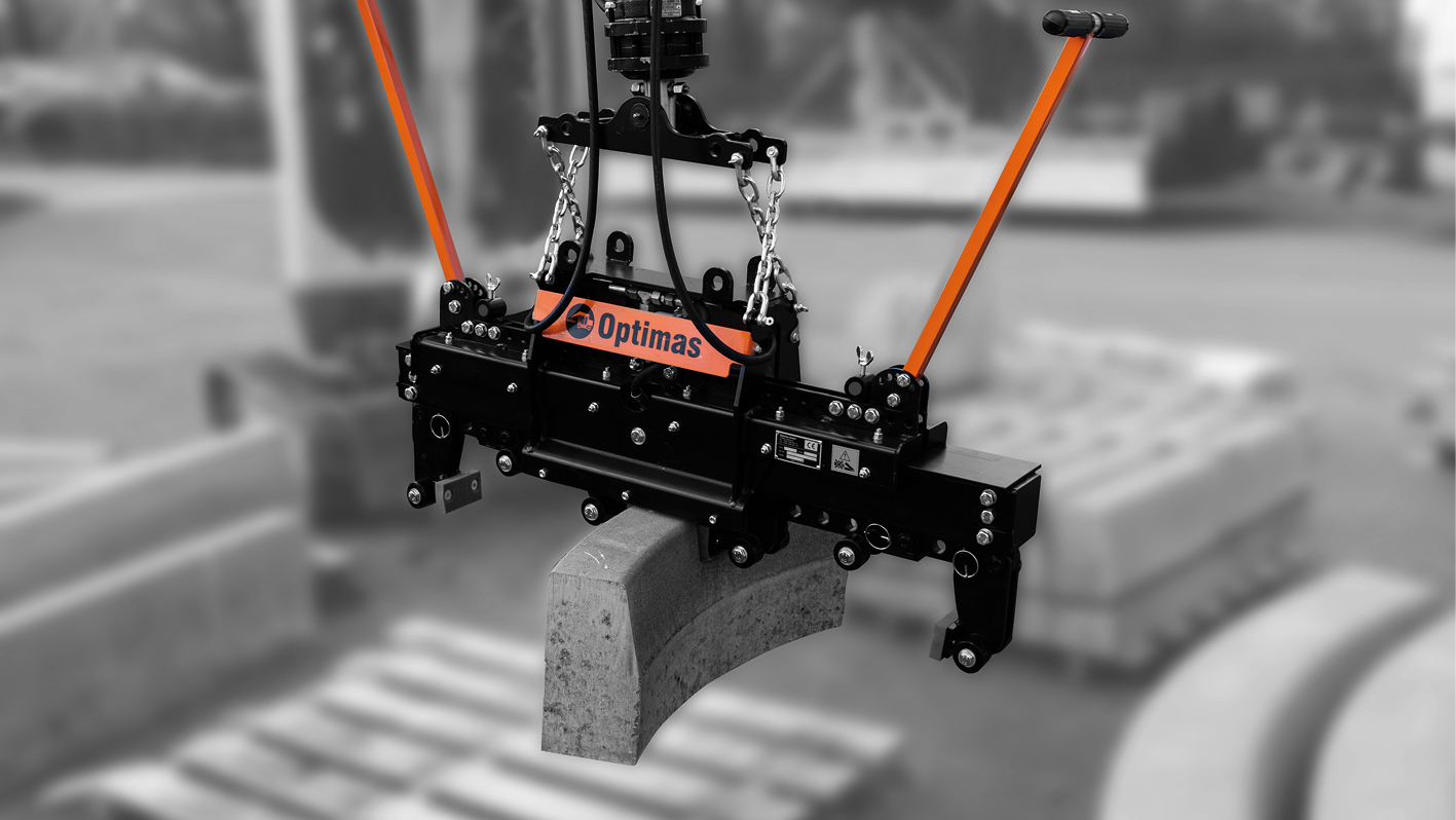 Ein Hochleistungshebegerät für den Transport von Betonblöcken mit orangefarbenen Griffen und Ketten – Optimas.